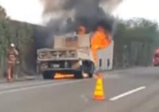 ［動画あり］新潟県三条市の北陸道上り線で走行中のトラックから出火、一時通行止めに