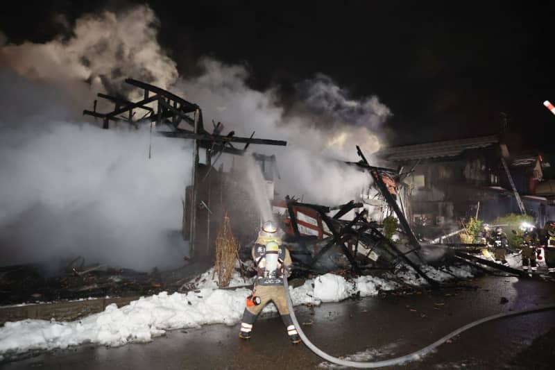 【動画あり】新潟県長岡市の住宅で火事、住民2人と連絡取れず