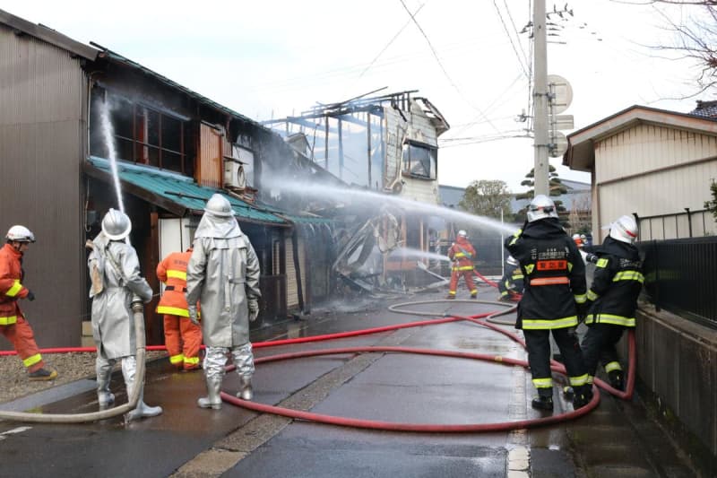 【動画あり】新潟県加茂市で火災、住宅など3棟焼く　79歳女性がけが