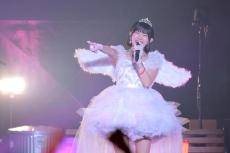 「BEYOOOOONDS」山崎夢羽が卒業　“羽”をあしらった天使のような白い衣装で登場