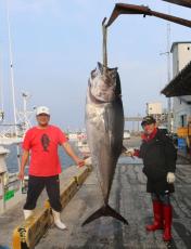福田こうへい、一本釣りで130キロのマグロ釣り上げ　シングル「一番マグロの謳」にちなみ挑戦