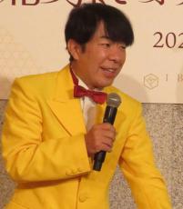 ダンディ坂野、トレードマーク黄色のスーツは８代目、57歳体型変わらず長い袖も「ゲッツ」仕様