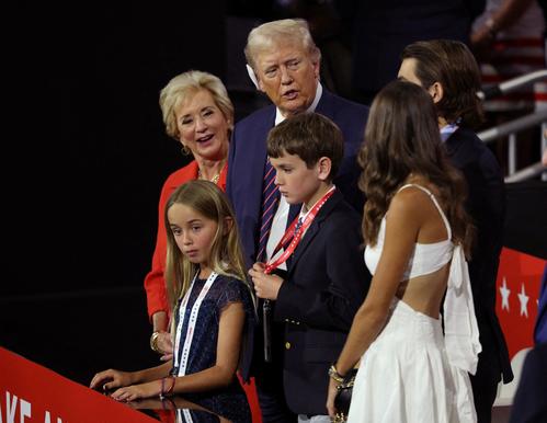 トランプ氏の17歳孫娘が共和党大会でスピーチ「多くの人がおじいちゃんを地獄に落とそうと…」