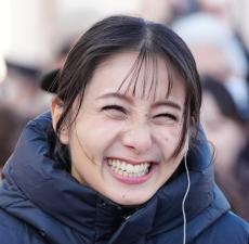 TBS近藤夏子アナ、パリ到着を報告　“最難関”マラソンコース下見にルイ14世像と記念撮影