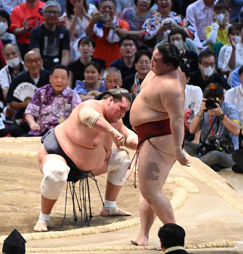 大物閣僚が登場…大相撲名古屋場所Ｖ照ノ富士に内閣総理大臣杯渡す　夏場所は「怪力」官房副長官