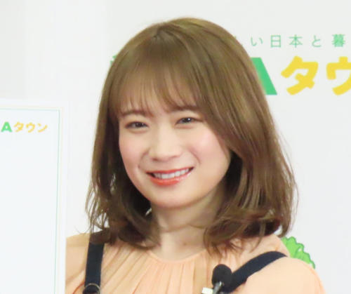 元乃木坂46秋元真夏が右肩出し黄色衣装ショットを公開、ファンから「ずるい」「セクシー」の声