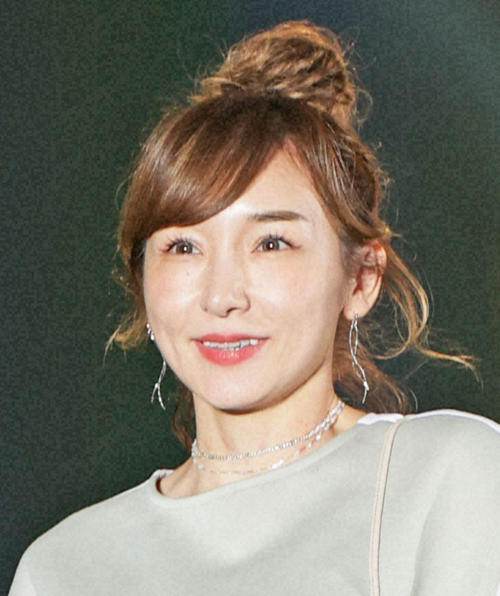 加護亜依「見返り美人」商店街で浴衣姿を披露　「かわいすぎる～」「背景もイイね」と反響