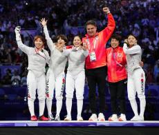 パリ五輪メダルの瞬間は多種多様　フェンシング仏男子は「かめはめ波」日本女子は？「いい写真」