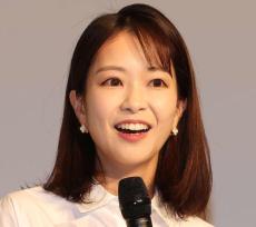 テレ朝下村彩里アナ、ノースリーブ姿で衣装へのこだわり明かす「暗い中での取材も多いので…」