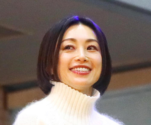 酒井法子が顔に赤み残る施術後の写真投稿、究極の美容治療にトライ「首の皮が薄く」悩みも明かす