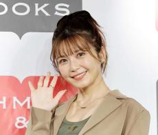 AAA宇野実彩子「会社で打ち合わせコーデ」披露、メガネ姿にファン歓喜「上司になって下さい」