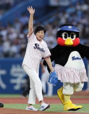 小池百合子都知事の神宮ツーバン始球式にＸザワつく「ドジっ子かわいい」「スペったら戸田で…」