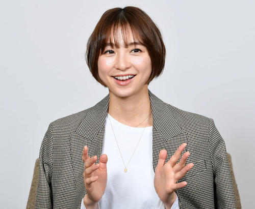 篠田麻里子、現役メンバーに劣らないミニスカ姿を披露　「全然変わらない」「現役でいける」絶賛