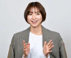 篠田麻里子、現役メンバーに劣らないミニスカ姿を披露　「全然変わらない」「現役でいける」絶賛