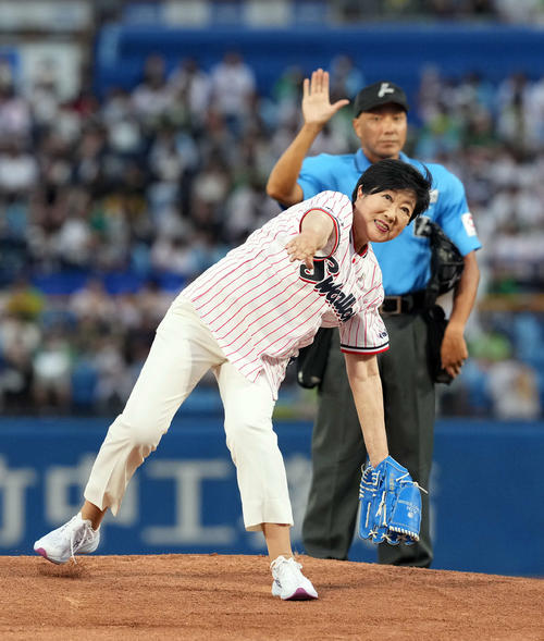 小池百合子知事、始球式で膝関節を剥離骨折　投球後にバランスを崩す　当面テレワーク対応