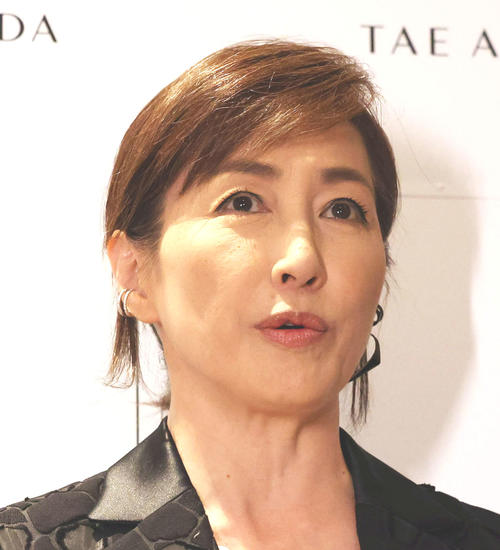 高島礼子、連ドラ共演の小芝風花とのオフショット公開　「顔小さい」「仲良し姉妹」