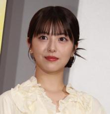 浜辺美波、写真から友人“消去”の理由説明「何かを示唆する意図はございません」