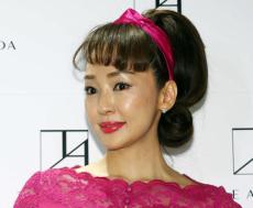 神田うの、美脚際立つミニスカート姿「大切な方々とのお礼ディナー会」母とのやりとりも明かす