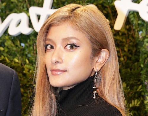 ローラ、へそ出し農作業姿に反響　「こんなお洒落に農業する人初めてみた」心配の声も