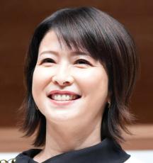 森高千里、トレードマークのミニスカ揺らしステージに立つ姿に驚きの声「ますます若返ってる」