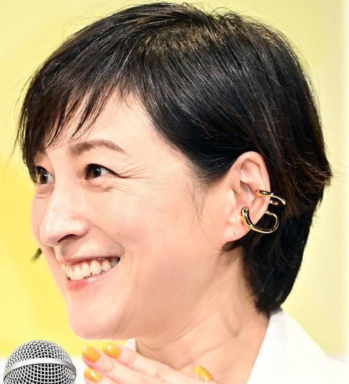 広末涼子「女性がテンションが上がる」白コーデに黄色の差し色で５カ月ぶり公の場　ライブも語る