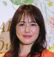 「たまらん」40歳磯山さやか、妖艶バスト際立つ赤ビキニ“透明谷間”ショットに騒然