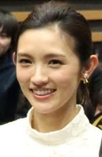 星野真里、TBS高野貴裕氏との長女が難病「先天性ミオパチー」　車いすに乗った娘と家族写真