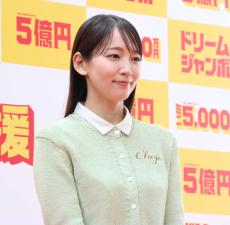 吉岡里帆「良いチームです」共演者４ショットに「仲良さそう」「同級会のようなノリ？」の声