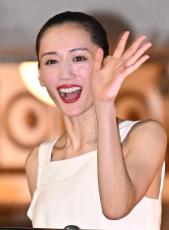 綾瀬はるか肩出しドレス姿で笑顔「切れたこともあって」SixTONESジェシーと真剣交際報道