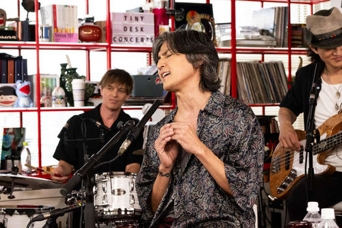 B’z稲葉浩志が米国発祥「tiny desk」出演　NHK局員200人の前で熱唱　英語も披露