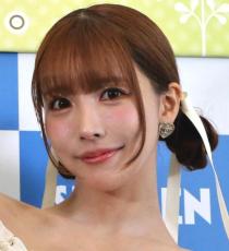 三上悠亜「お祝いしてもらっちゃった」　いちごにかじりつくショットに反響「今日もエロ可愛い」