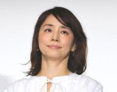 石田ゆり子、愛犬見つめ笑顔のオフショットに「雪ちゃんとお話ししてるみたい」の声