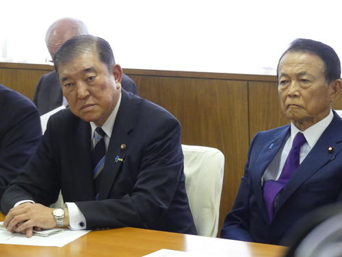 麻生太郎氏、石破茂総裁の隣で硬い表情　自民党最高顧問就任も記念撮影には加わらず