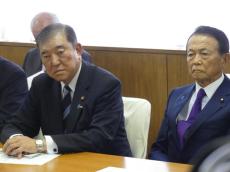 麻生太郎氏、石破茂総裁の隣で硬い表情　自民党最高顧問就任も記念撮影には加わらず