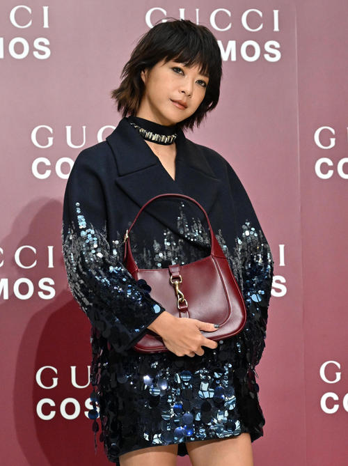 上野樹里、スパンコールが施されたジャケットから美脚披露　GUCCI展覧会