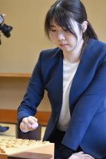 【将棋】女性初の棋士へ西山朋佳女流３冠の編入試験第２局開始、コロナの影響か対局前に咳き込む