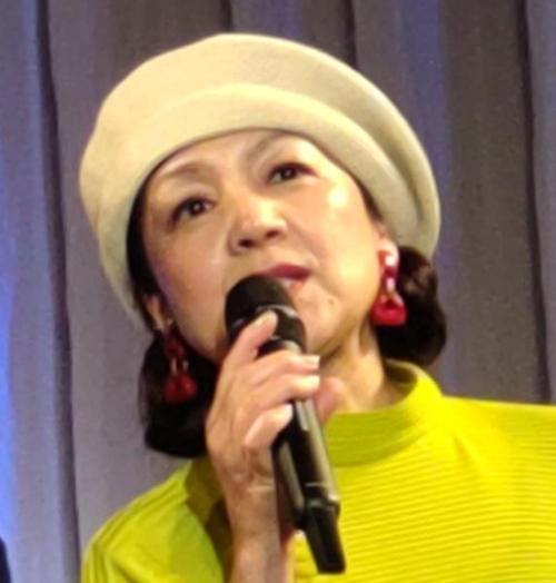 荒木由美子、栃木県産のナシ「あきづき」にかぶりつく　秋になり、月に見えることから命名