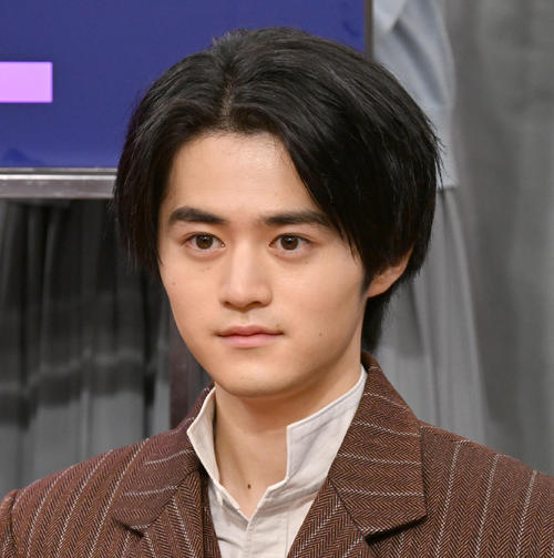 鈴鹿央士の“不思議な生態”が暴露される、親友の20歳俳優が「突然アリと遊び始めた」と証言