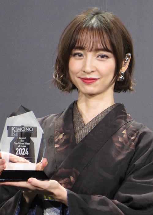 篠田麻里子バラ柄の着物姿でキモノイスト受賞「着物姿で入学式に行ったらすてきだと思う」