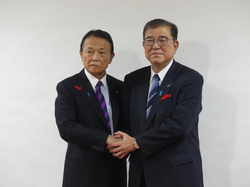 麻生太郎氏、石破茂首相から衆院選公認証を手渡される　硬い表情ながら握手で記念ショット