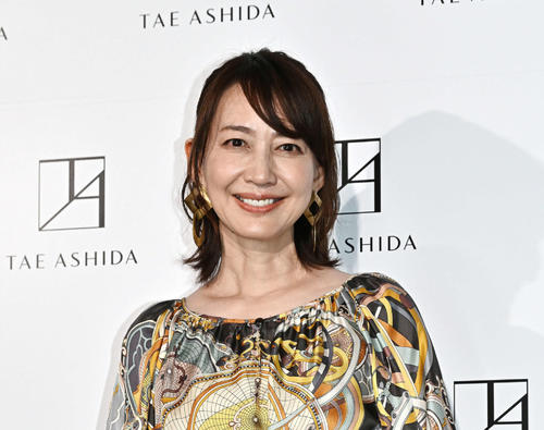 森口瑤子、芦田多恵氏の春夏コレクション鑑賞「着てみたい服たくさん」金子ノブアキ生ドラム演奏