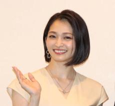 元ニコラモデルの“清純派”女優が激変　ピンク髪＆ド派手衣装姿に「天使すぎる！」