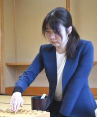 将棋・西山朋佳女流３冠の編入試験第３局は11月８日に大阪市で実施