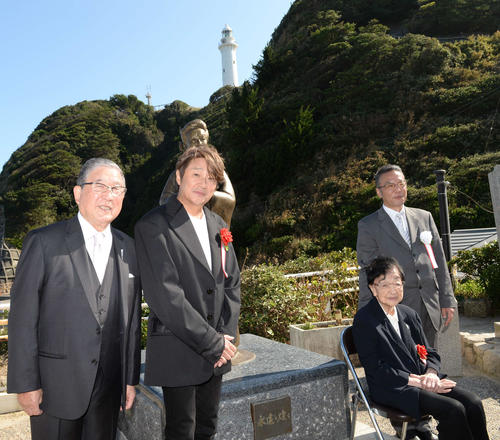 美空ひばりさん像がいわき市に移転　長男の加藤和也さん「母親は塩屋埼を見守っている」