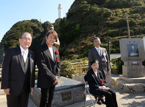 美空ひばりさん像移転され除幕式「あんまり偉大に見えないところがいいんです」石井ふく子さん