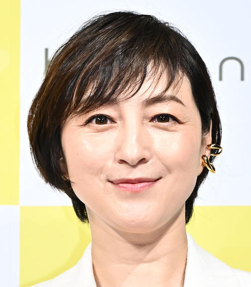 広末涼子、秋の装いニットコーデに「透明感がすごいです」「めちゃめちゃ可愛い」と称賛の声