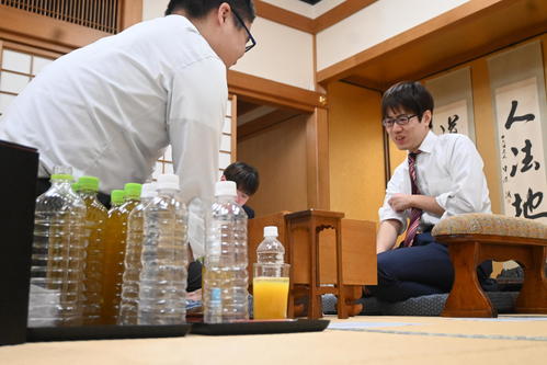 【将棋】驚異の勝率９割１分３厘、服部慎一郎六段が３年ぶり２度目の「新人王」タイトル獲得