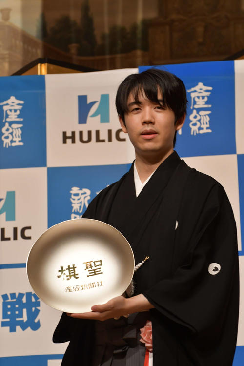 藤井聡太棋聖が就位式　21歳11カ月の最年少資格獲得「永世棋聖」　「より一層の研さんを」