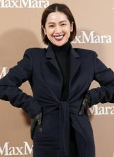 中村アン、タイトなロングスカートとジャケット姿で登場「トライし続ける女性になりたい」