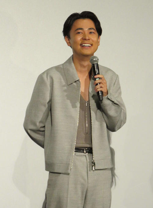 成田凌、殺人鬼演じた「スマホ最終章」舞台あいさつで一面浦野マスク「絶対落とさないで」